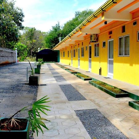 Sri Mayura Holiday Resort كاتاراغاما المظهر الخارجي الصورة