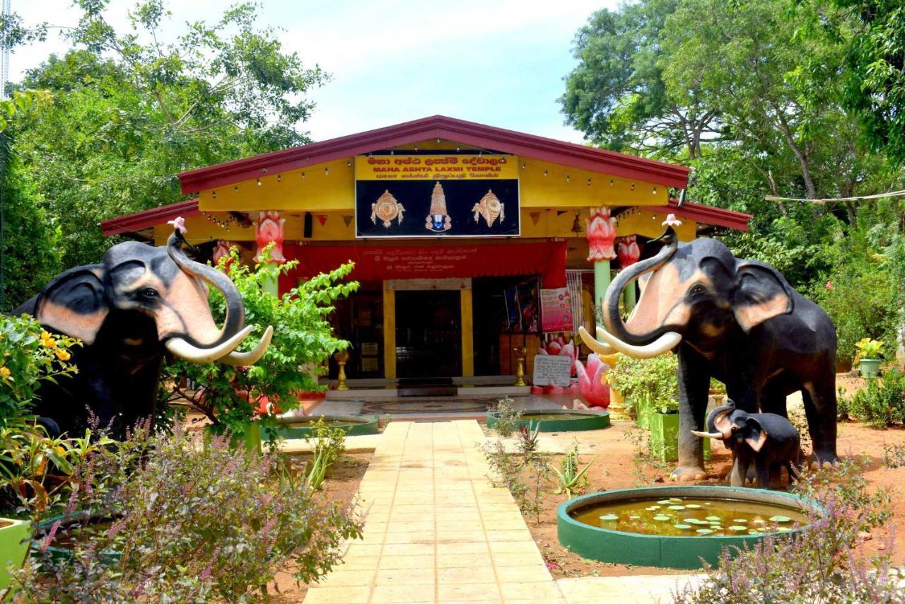 Sri Mayura Holiday Resort كاتاراغاما المظهر الخارجي الصورة